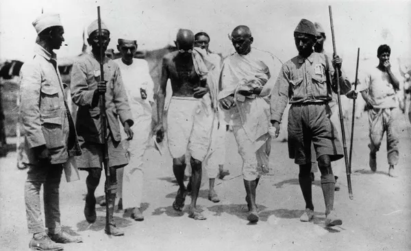 Махатма Ганди покидает тюрьму в Пуне после двухнедельной голодовки