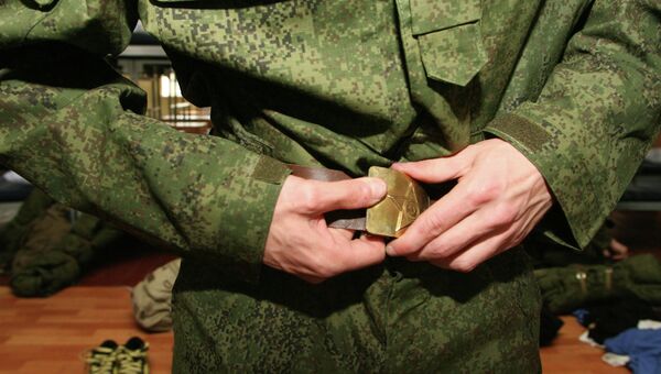 Призывник подгоняет полученное обмундирование. Архивное фото Призывник подгоняет полученное обмундирование. Архивное фото