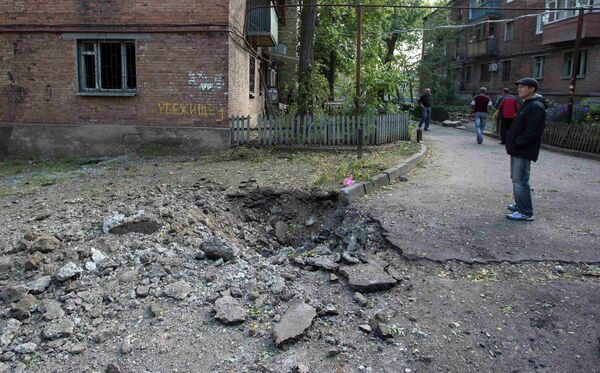 Воронка на одной из улиц Донецка после артобстрела Воронка на одной из улиц Донецка после артобстрела