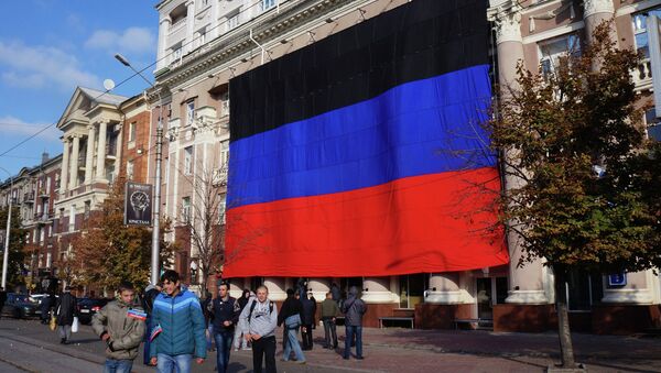 Флаг Донецкой народной республики (ДНР). Архивное фото Флаг Донецкой народной республики (ДНР). Архивное фото
