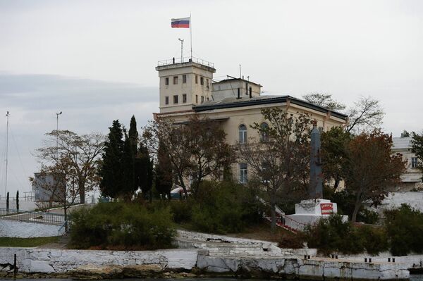 Одна из воинских частей в Севастопольской бухте и обелиск в честь эсминца Свободный на ее территории Одна из воинских частей в Севастопольской бухте и обелиск в честь эсминца Свободный на ее территории