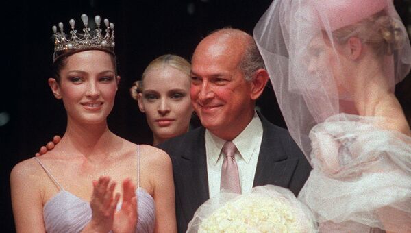 Американский модельер Оскар де ла Рента с моделями во время показа Pierre Balmain. Париж, 1997 год Американский модельер Оскар де ла Рента с моделями во время показа Pierre Balmain. Париж, 1997 год