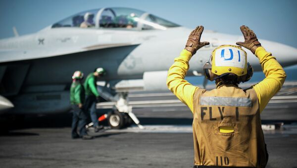 Американский самолет готовится к боевому вылету. Архивное фото Американский самолет готовится к боевому вылету. Архивное фото