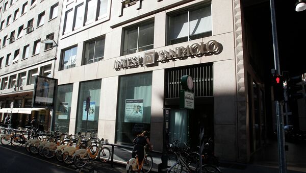 Офис банка Intesa Sanpaolo в Милане. Архивное фото Офис банка Intesa Sanpaolo в Милане. Архивное фото