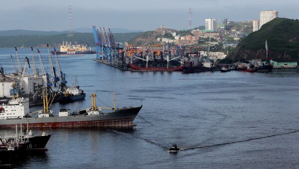Вид на порт во Владивостоке, архивное фото Вид на порт во Владивостоке, архивное фото
