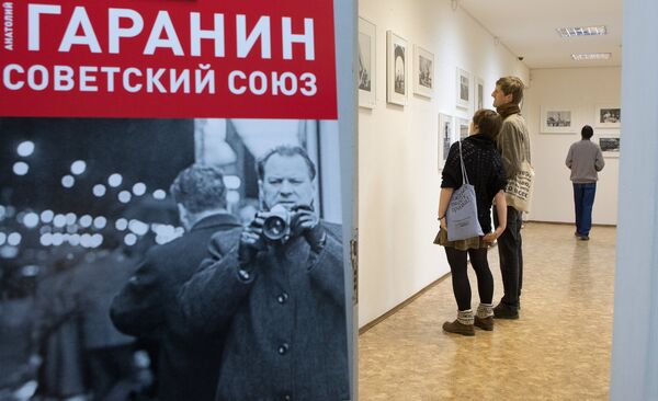 Посетители рассматривают работы фотографа Анатолия Гаранина во время открытия выставки Анатолий Гаранин. Советский Союз Посетители рассматривают работы фотографа Анатолия Гаранина во время открытия выставки Анатолий Гаранин. Советский Союз