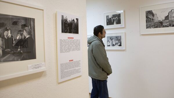 Посетитель рассматривает работы фотографа Анатолия Гаранина во время открытия выставки Анатолий Гаранин. Советский Союз Посетитель рассматривает работы фотографа Анатолия Гаранина во время открытия выставки Анатолий Гаранин. Советский Союз