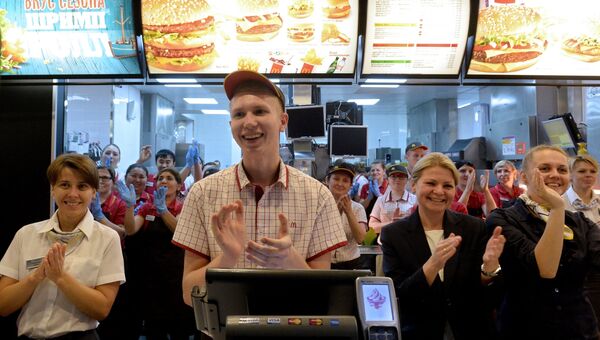 Ресторан McDonald’s . Архивное фото Ресторан McDonald’s . Архивное фото