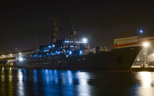 Учебный корабль Смольный Военно-Морского флота РФ у причала судостроительного заводе фирмы STX Europe в городе Сен-Назер Учебный корабль Смольный Военно-Морского флота РФ у причала судостроительного заводе фирмы STX Europe в городе Сен-Назер