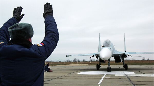 Один из самолетов Су-27СМ, прибывший в расположение 62-го истребительного авиаполка 27-й смешанной авиадивизии ВВС России, базирующийся на аэродроме Бельбек под Севастополем Один из самолетов Су-27СМ, прибывший в расположение 62-го истребительного авиаполка 27-й смешанной авиадивизии ВВС России, базирующийся на аэродроме Бельбек под Севастополем