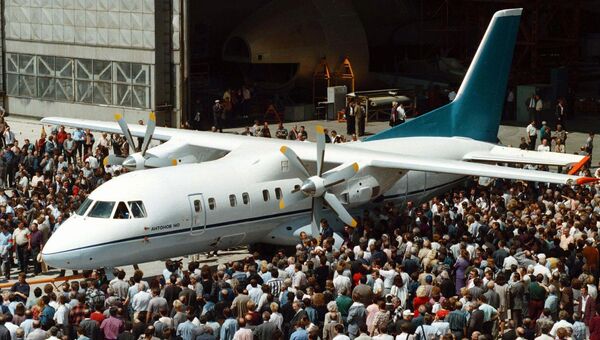 Турбовинтовой самолет Ан-140. Архивное фото Турбовинтовой самолет Ан-140. Архивное фото
