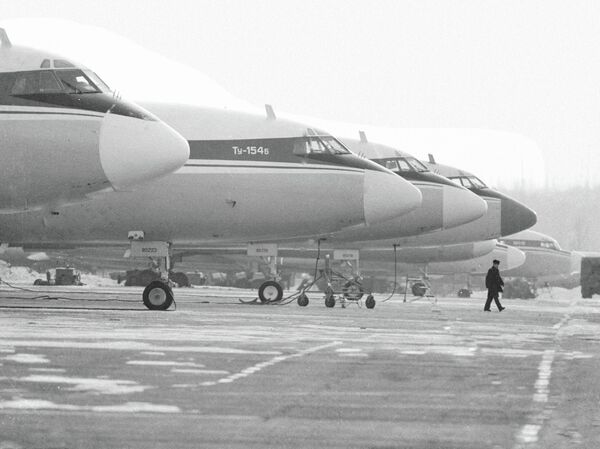Стоянка самолетов ТУ-154Б в Хабаровском аэропорту. 1981 год Стоянка самолетов ТУ-154Б в Хабаровском аэропорту. 1981 год