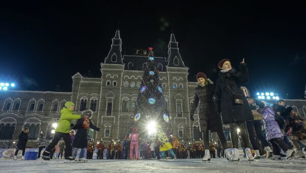 Посетители на катке на Красной площади Москвы. Архивное фото Посетители на катке на Красной площади Москвы. Архивное фото