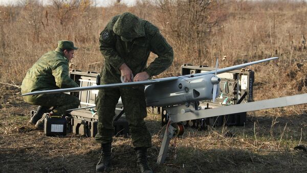 Техники инженерных войск Южного военного округа собирают беспилотный аппарат Орлан-10. Архивное фото Техники инженерных войск Южного военного округа собирают беспилотный аппарат Орлан-10. Архивное фото