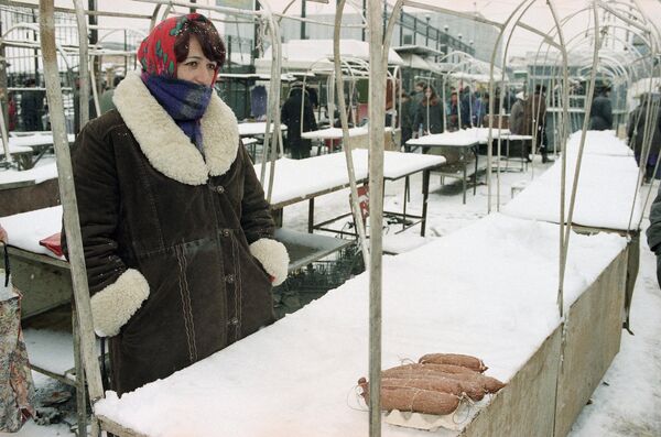 Женщина на пустом рынке Грозного, 3 декабря 1994г Женщина на пустом рынке Грозного, 3 декабря 1994г