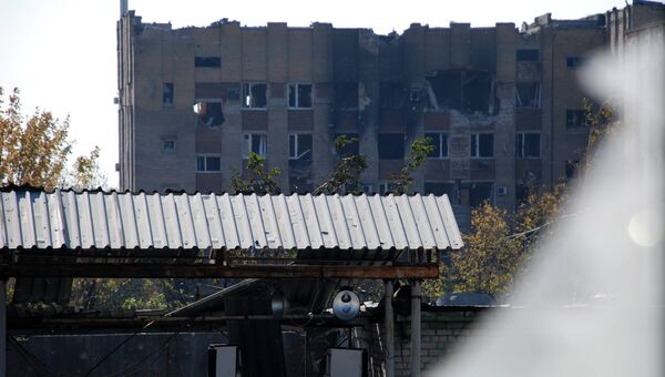 Разрушенное здание в районе аэропорта города Донецка. Архивное фото Разрушенное здание в районе аэропорта города Донецка. Архивное фото