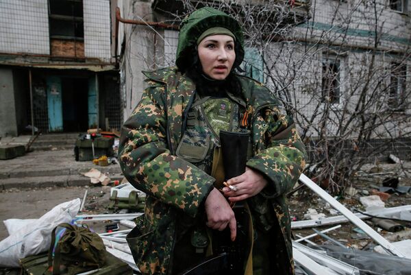 Женщина-боец народного ополчения в районе Донецкого аэропорта Женщина-боец народного ополчения в районе Донецкого аэропорта
