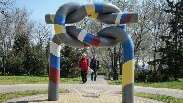 Памятник дружбе Украины и России в одном из парков Керчи Памятник дружбе Украины и России в одном из парков Керчи