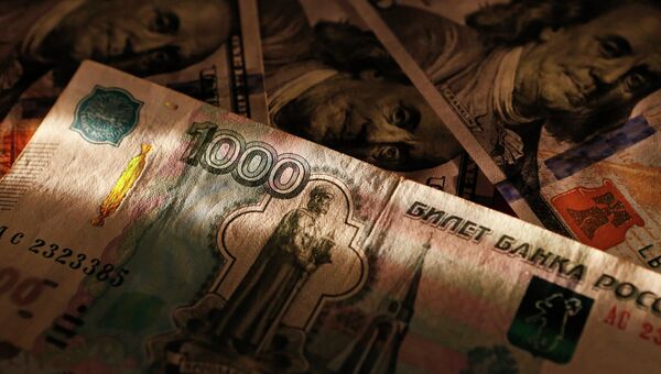 Денежные купюры долларов США и рублей Денежные купюры долларов США и рублей