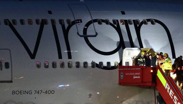 Эвакуация пассажиров аварийного рейса авиакомпании Virgin Atlantic в лондонском аэропорту Гатвик. 29 декабря 2014 Эвакуация пассажиров аварийного рейса авиакомпании Virgin Atlantic в лондонском аэропорту Гатвик. 29 декабря 2014