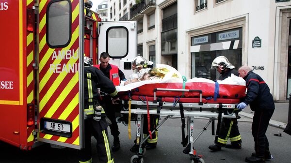 Эвакуация раненых при стрельбе в офисе издания Charlie Hebdo в Париже. 7 января 2015 года Эвакуация раненых при стрельбе в офисе издания Charlie Hebdo в Париже. 7 января 2015 года