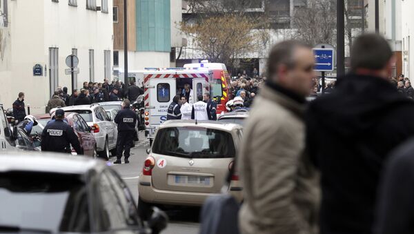 Автомобили скорой помощи возле офиса издания Charlie Hebdo в Париже Автомобили скорой помощи возле офиса издания Charlie Hebdo в Париже