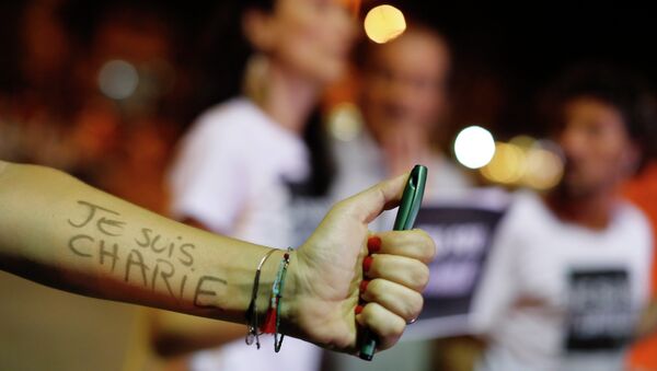 Люди вышли на улицы в знак солидарности с сотрудниками журнала Charlie Hebdo. Архивное фото Люди вышли на улицы в знак солидарности с сотрудниками журнала Charlie Hebdo. Архивное фото