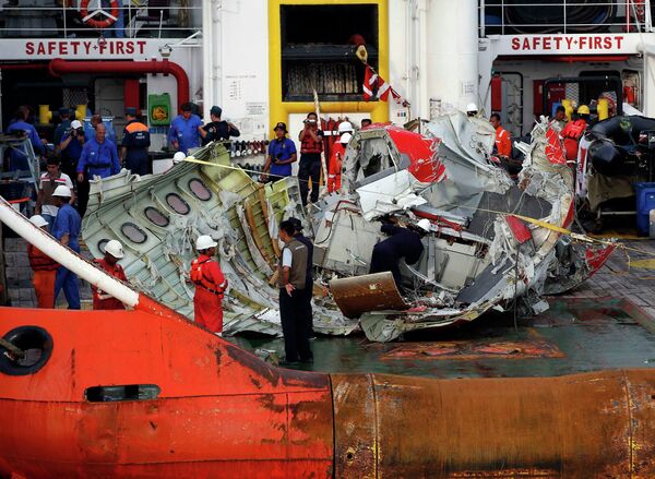 Поднятая со дна Яванского моря секция самолёта AirAsia Indonesia Поднятая со дна Яванского моря секция самолёта AirAsia Indonesia