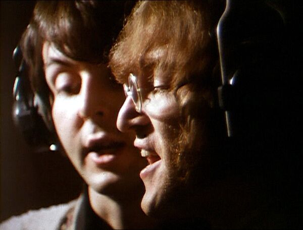 Джон Леннон и Пол Маккартни во время звукозаписи. Abbey Road Studios, Лондон. 1968 год Джон Леннон и Пол Маккартни во время звукозаписи. Abbey Road Studios, Лондон. 1968 год