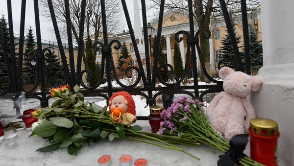 Цветы и свечи у посольства Армении в Москве в связи с трагедией в Гюмри Цветы и свечи у посольства Армении в Москве в связи с трагедией в Гюмри