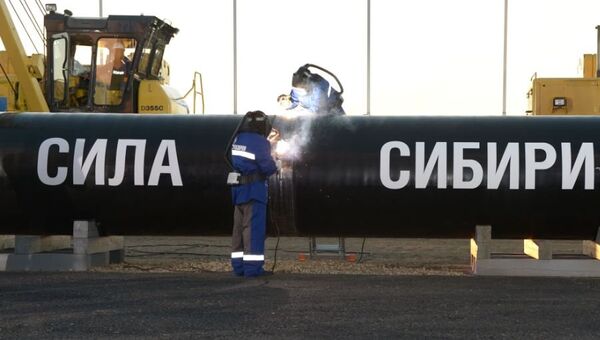 Сварка шва на церемонии соединения первого звена магистрального газопровода Сила Сибири на Намском тракте у села Ус Хатын. Архивное фото Сварка шва на церемонии соединения первого звена магистрального газопровода Сила Сибири на Намском тракте у села Ус Хатын. Архивное фото