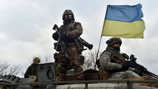 Украинские военные на бронетранспортере в районе Дебальцево, Донецкая область. Архивное фото Украинские военные на бронетранспортере в районе Дебальцево, Донецкая область. Архивное фото