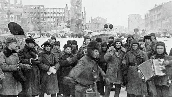 Солдаты празднуют победу в Сталинградской битве Солдаты празднуют победу в Сталинградской битве