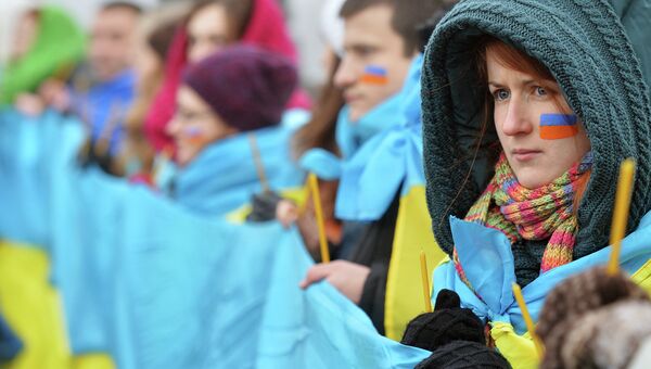 Люди на мосту через Днепр в Киеве во время празднования Дня единства Украины. Архивное фото Люди на мосту через Днепр в Киеве во время празднования Дня единства Украины. Архивное фото