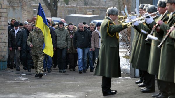 Призывники в украинскую армию и военный духовой оркестр на одном из призывных пунктов в Киеве Призывники в украинскую армию и военный духовой оркестр на одном из призывных пунктов в Киеве