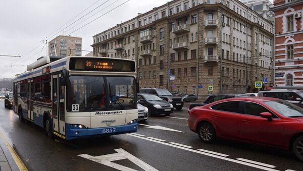 Выделенная полоса для движения общественного транспорта в центре Москвы. Архивное фото Выделенная полоса для движения общественного транспорта в центре Москвы. Архивное фото