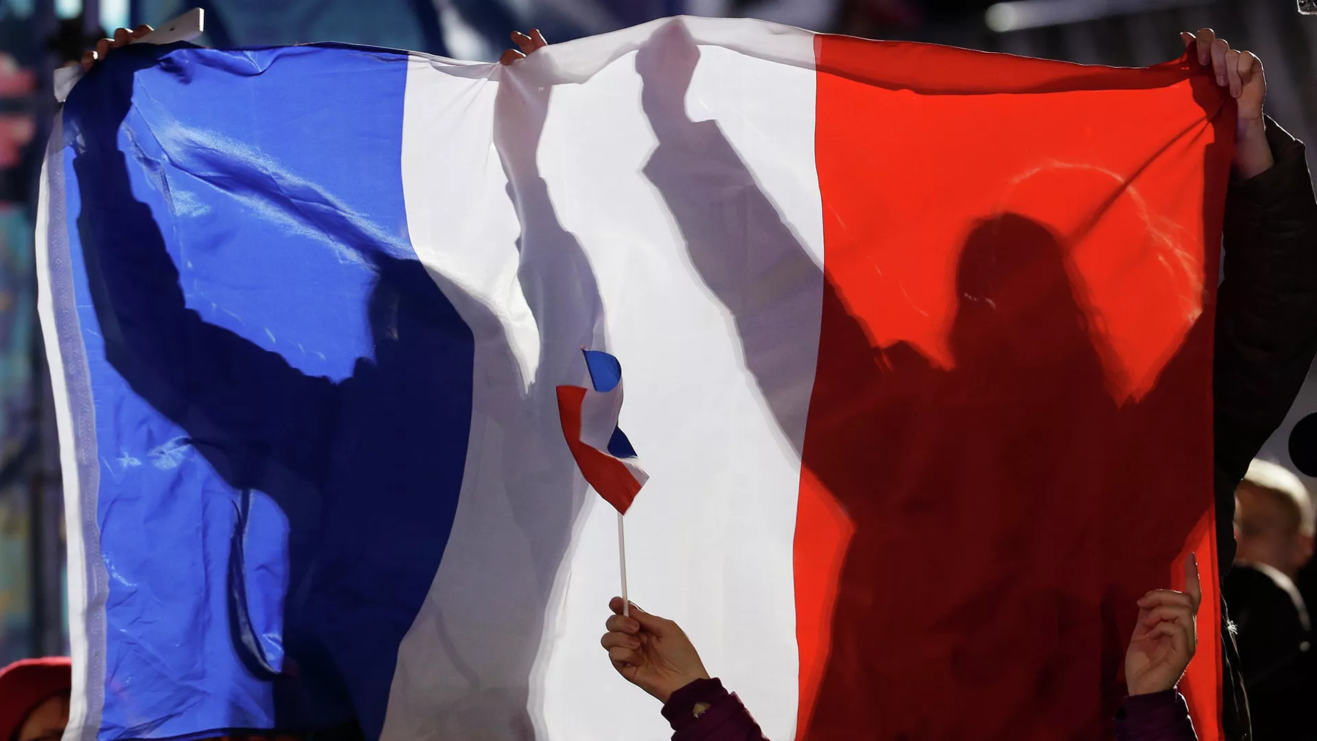 Les gens tiennent le drapeau de la France - RIA Novosti, 1920, 16.09.2021