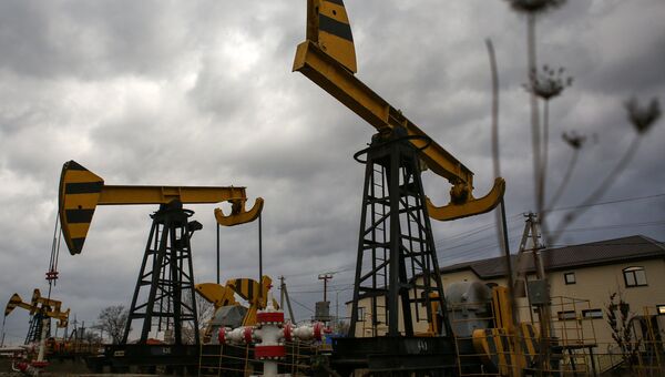 Нефтяные насосы. Архивное фото Нефтяные насосы. Архивное фото