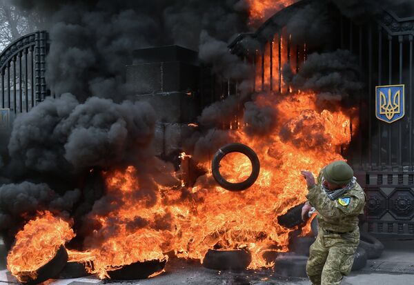 Боец батальона Айдар во время беспорядков у ворот Минобороны Украины Боец батальона Айдар во время беспорядков у ворот Минобороны Украины