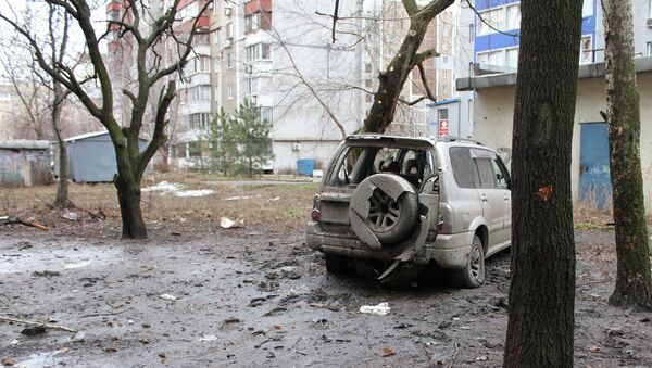 Искореженный в результате обстрела легковой автомобиль в городе Донецке. Архивное фото Искореженный в результате обстрела легковой автомобиль в городе Донецке. Архивное фото