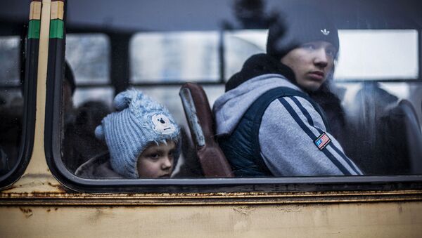 Люди сидят в автобусе, чтобы покинуть зону военного конфликта. Дебальцево, Украина Люди сидят в автобусе, чтобы покинуть зону военного конфликта. Дебальцево, Украина