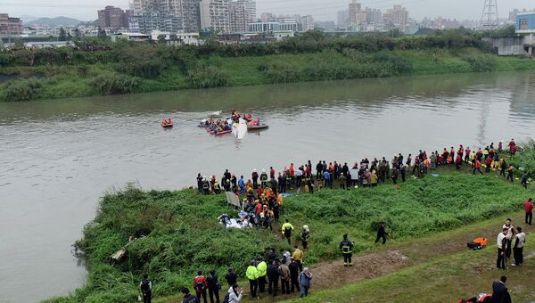 Спасательная операция на месте крушения самолета TransAsia Airways в Тайбэе, 4 февраля 2015 Спасательная операция на месте крушения самолета TransAsia Airways в Тайбэе, 4 февраля 2015