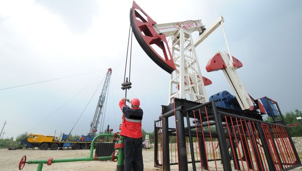 Оператор по добыче нефти на нефтяном кусте. Архивное фото Оператор по добыче нефти на нефтяном кусте. Архивное фото