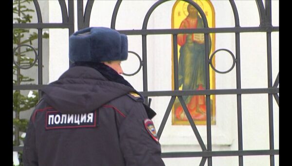 Полицейский у Воскресенского собора Южно-Сахалинска после убийства там прихожан Полицейский у Воскресенского собора Южно-Сахалинска после убийства там прихожан