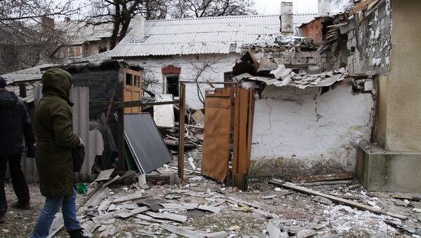 Дом, пострадавший в результате обстрела в Ленинском районе города Донецка. Архивное фото Дом, пострадавший в результате обстрела в Ленинском районе города Донецка. Архивное фото