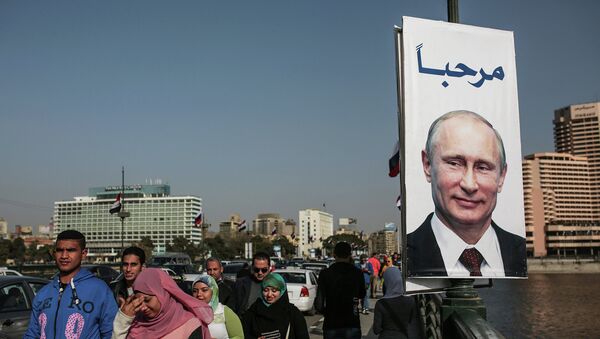 Плакат с президентом России Владимиром Путиным на улице Каира, Египет. Архивное фото Плакат с президентом России Владимиром Путиным на улице Каира, Египет. Архивное фото