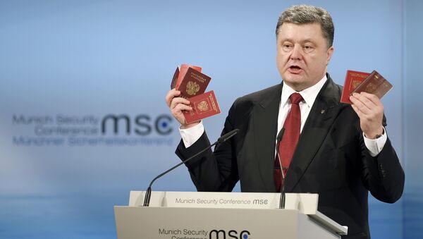 Президент Украины Петр Порошенко демонстрирует на Мюнхенской конференции паспорт и военный билет, которые якобы принадлежат российским военным. Архивное фото Президент Украины Петр Порошенко демонстрирует на Мюнхенской конференции паспорт и военный билет, которые якобы принадлежат российским военным. Архивное фото