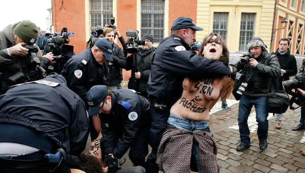 Активистки FEMEN атаковали авто прибывшего в суд Стросс-Кана Активистки FEMEN атаковали авто прибывшего в суд Стросс-Кана