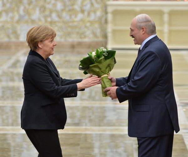 Канцлер Германии Ангела Меркель и президент Белоруссии Александр Лукашенко во Дворце независимости в Минске Канцлер Германии Ангела Меркель и президент Белоруссии Александр Лукашенко во Дворце независимости в Минске