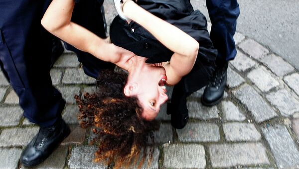 Полиция задерживает активистку Femen, архивное фото Полиция задерживает активистку Femen, архивное фото